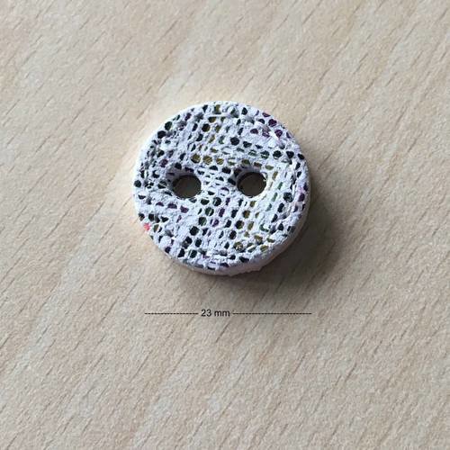 Joli petit bouton "tribu"  blanc et noir  taille:  23 mm 