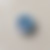 Joli petit bouton "tribu"  bleu  taille:  23 mm 
