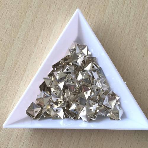 Paillette pyramidale en métal argenté  5 mm en vrac 