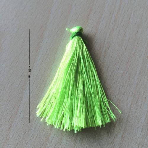 Joli breloque pompon  / tassel à franges en nylon  vert jasmin 