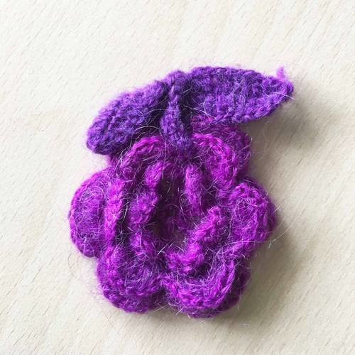 Jolie fleur au crochet bi colore mauve 