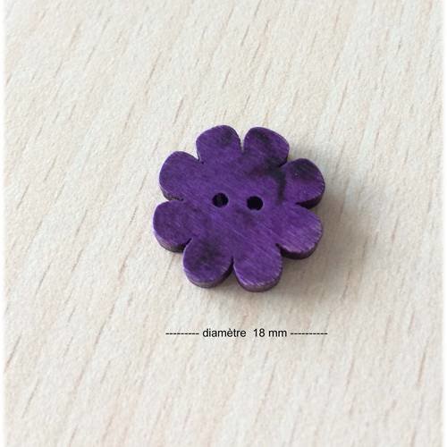 Joli petit bouton mauve en forme de fleur en bois 18 mm de diamètre 