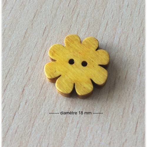 Joli petit bouton jaune en forme de fleur en bois 18 mm de diamètre 
