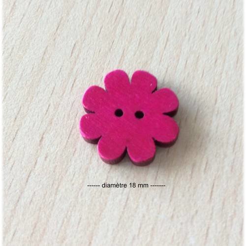 Joli petit bouton fuchsia en forme de fleur en bois 18 mm de diamètre 