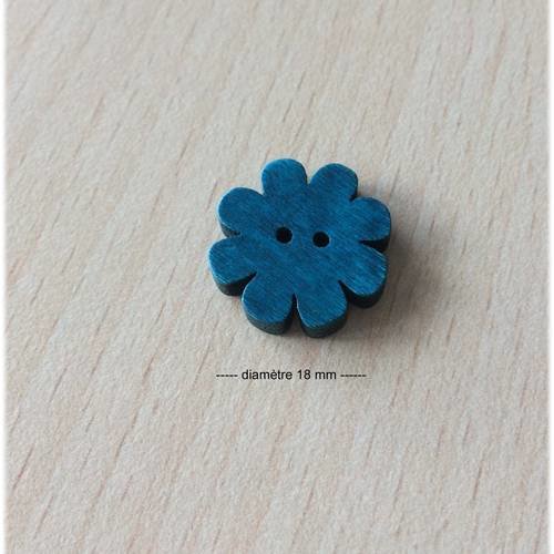 Joli petit bouton bleu  en forme de fleur en bois 18 mm de diamètre 