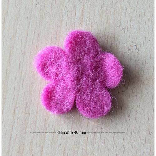 Jolie petite fleur en feutrine 40 mm rose 