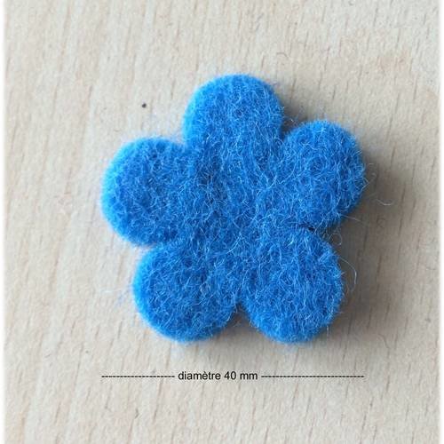 Jolie petite fleur en feutrine 40 mm bleu capri 