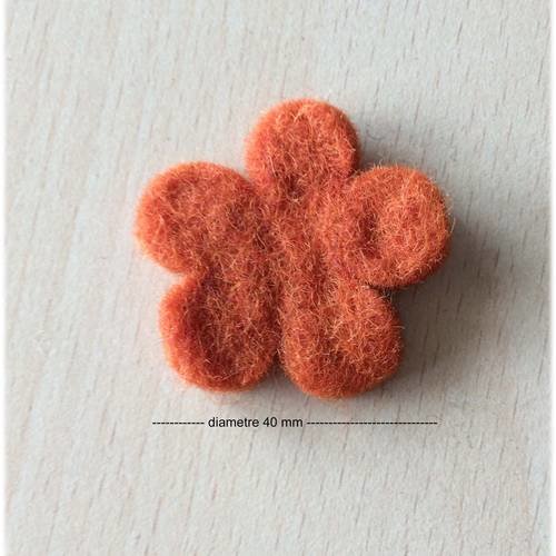 Jolie petite fleur en feutrine 40 mm abricot 