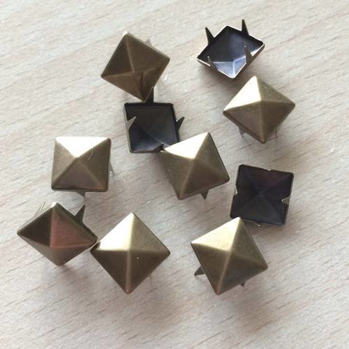 Clous à griffe pyramide rivet 10 mm couleur  laiton vieilli 