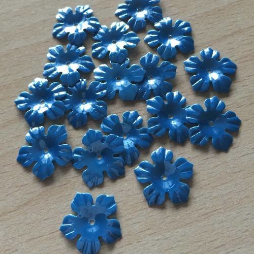 Paillette fleur gravée  couleur porcelaine lustrée bleu 