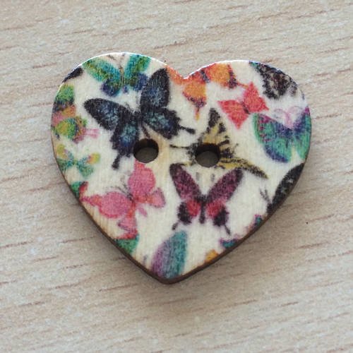 Joli petit bouton en forme de cœur en bois imprimé "papillons" 