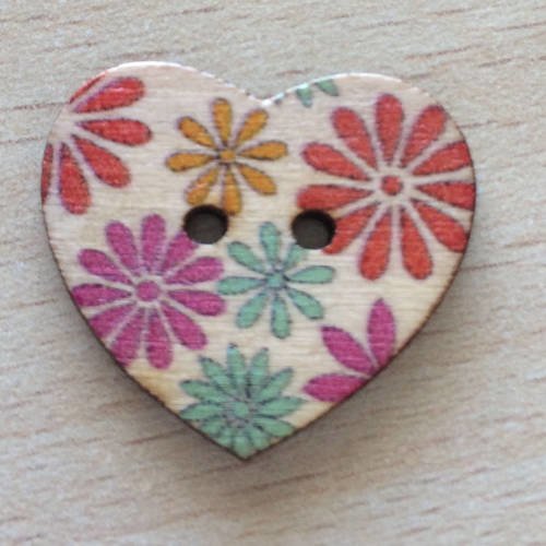 Joli petit bouton en forme de cœur en bois imprimé "fleurs" 