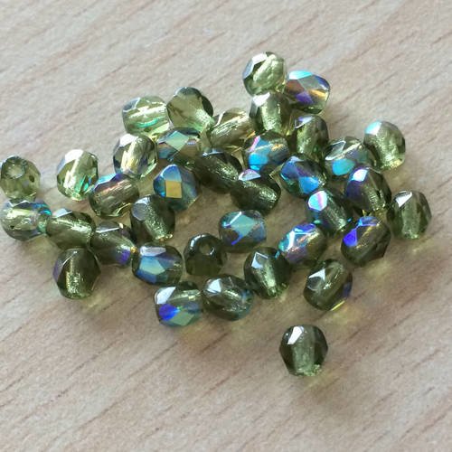 Sachet de perles à multi facettes irisées vert 