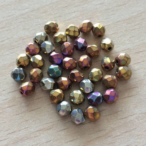 Sachet de perles à multi facettes irisées or 