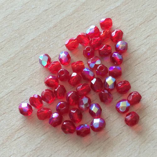 Sachet de perles à multi facettes irisées rouge 