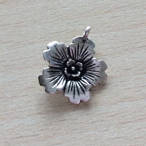 La petite fleur      le charmes en métal argenté 