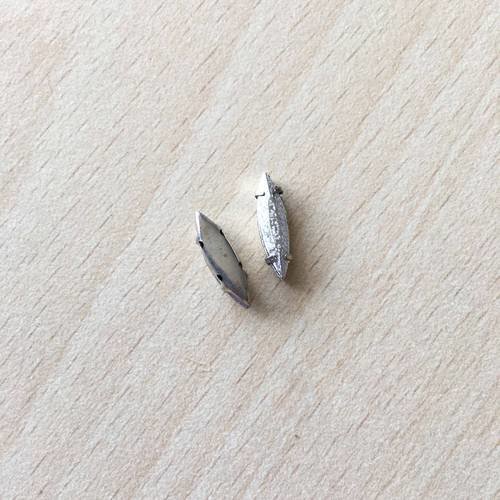 Strass métallisé  argent en  forme de fuseau 4 x 15 mm 