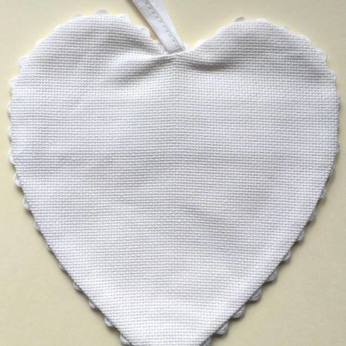 Cœur en aida de coton blanc taille 14 x 16 cm 