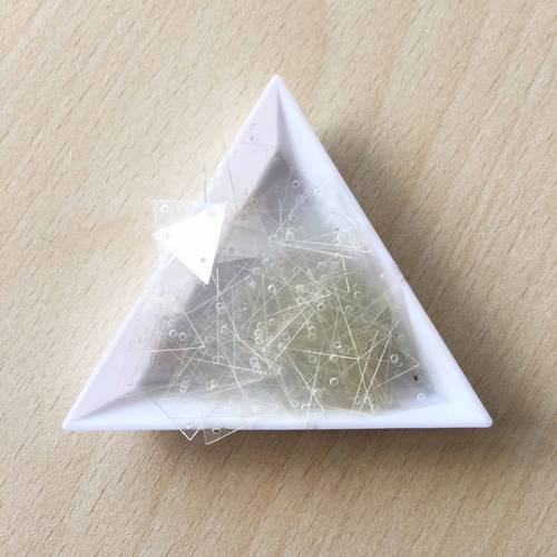 Jolie petite paillette triangulaire transparent 15 mm 