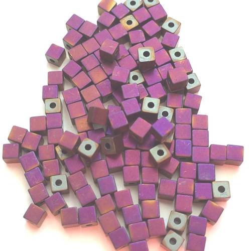 Perle cubique en métal couleur fuchsia mat 