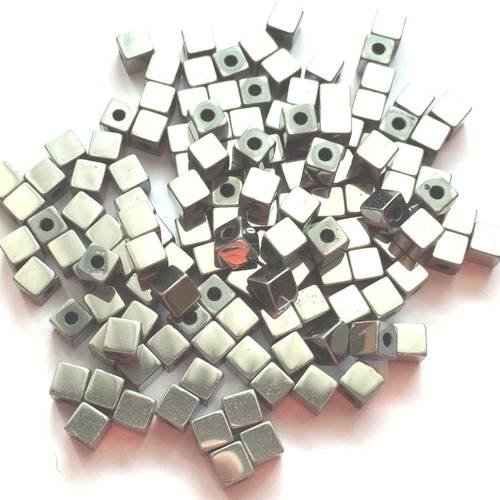 Perle cubique en métal couleur argent brillant 