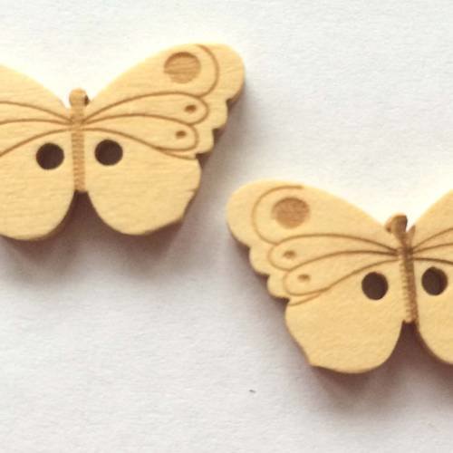 Joli petit bouton en forme de papillon  en bois 