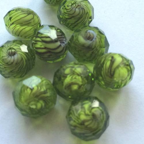 Petite perle "tosca" à facettes couleur vert 