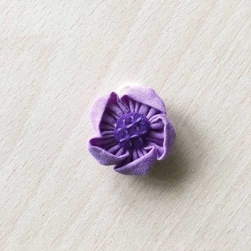 Joli pendentif en tissu fleur mauve 