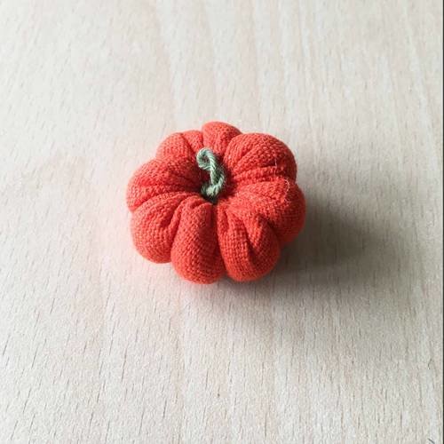 Petit coussin pendentif en tissu orange sanguine   35 mm 