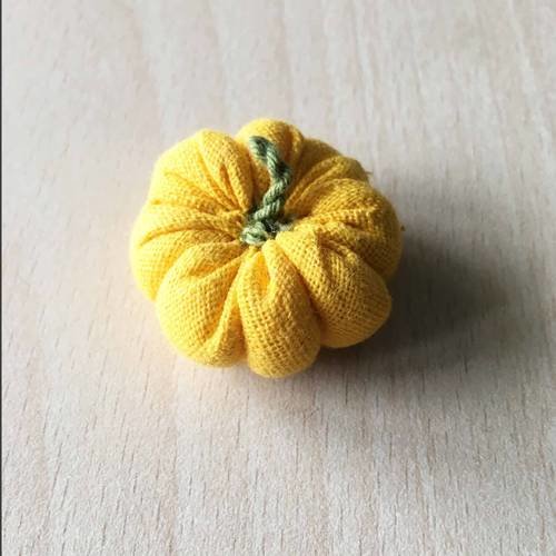 Petit coussin pendentif en tissu jaune  35 mm 