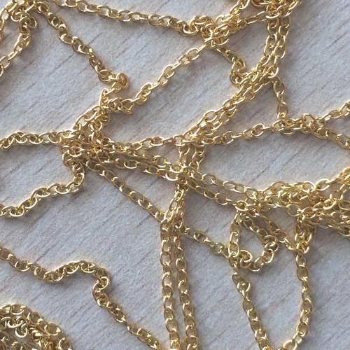 Jolie chaîne fine dorée pour bracelets et pendentifs 