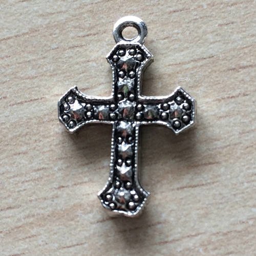 La petite croix   le charmes en métal argenté 