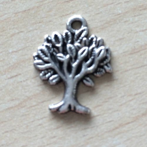 L'arbre de vie   le charmes en métal argenté 