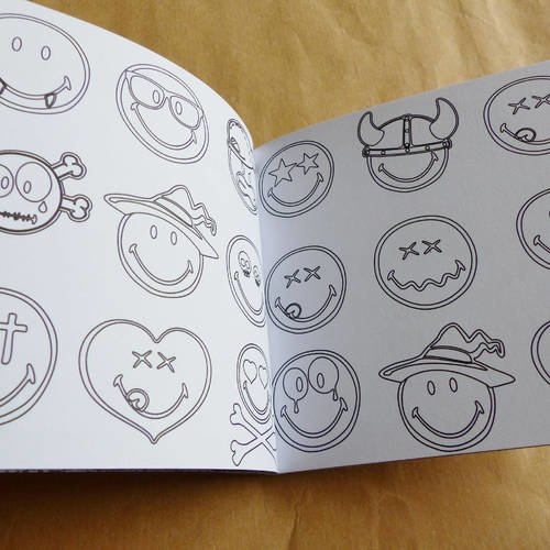 Carnet Livre De Coloriage Smiley Emoji Emoticone A Emporter Partout Sortez Vos Crayons Coloring Book A Colorier Un Grand Marche