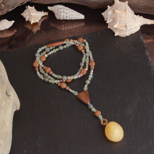 Collier lavallière en perles et bois sculpté – bijou unique fait main