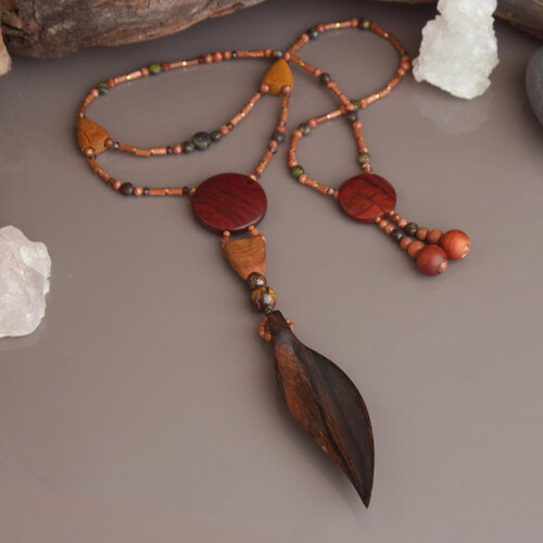 Collier princesse en bois sculpté &amp; perles naturelles – bijou unique fait main