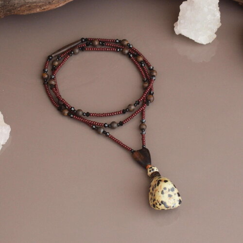 Collier lavallière minéral en bois exotique – bijou unique fait main