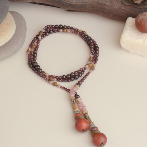 Collier rituel en perles naturelles de grenat & santal – bijou fait main