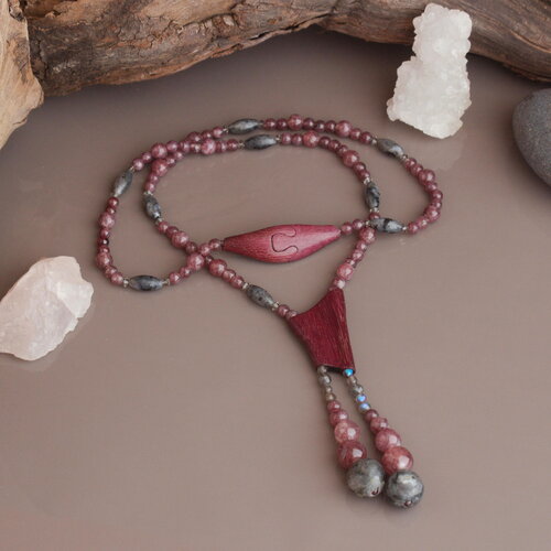Collier en bois d’amarante violet et perles de labradorite grises – bijou artisanal en bois sculpté