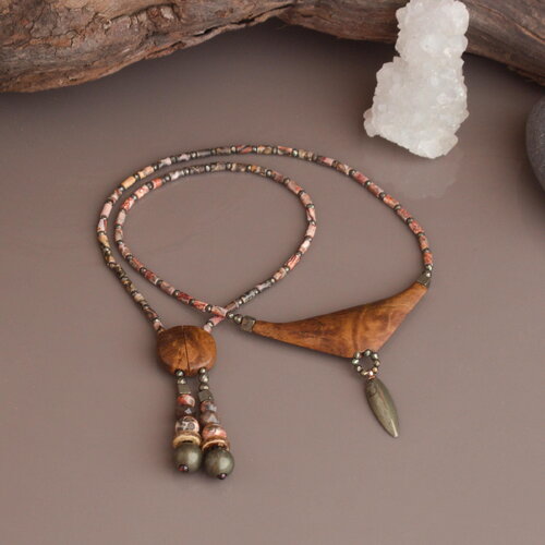Collier talisman en bois et métal