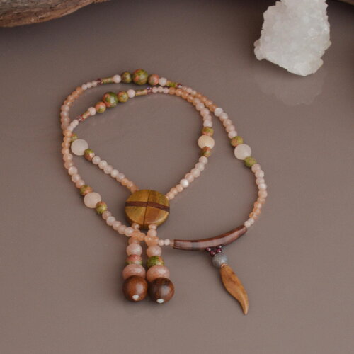 Collier amulette en bois de camphre et perles d’unakite – bijou artisanal en bois sculpté