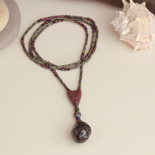 Collier lavallière glamour en bois d’amarante et perles de grenat – un bijou artisanal en bois sculpté