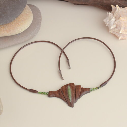 Collier en bois et pierre précieuse – le sanctuaire du féminin