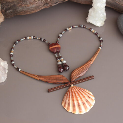 Collier en bois de violette et nacre – bijou artisanal en bois sculpté