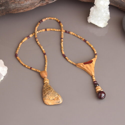Collier jaspe &amp; grenat en bois exotique – bijou unique fait main
