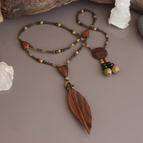 Collier princesse sobre en bois exotique – bijou unique fait main