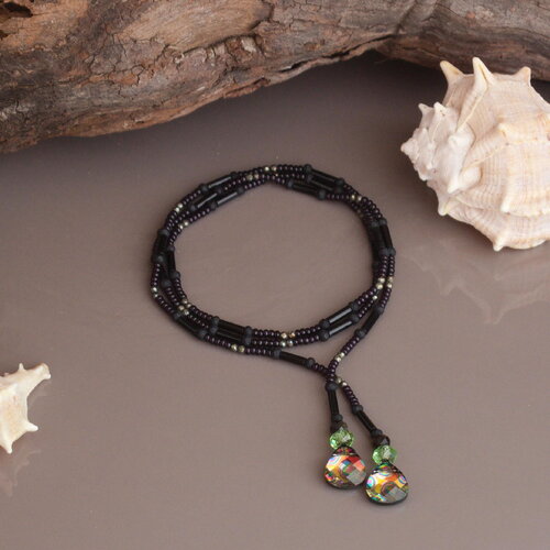 Lariat aux reflets de cristal vert en perles d’onyx – élégance mystique et intemporelle