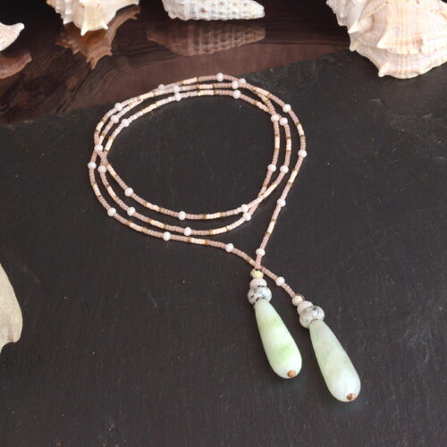 Lariat raffiné en perles fines de jade et de mica – élégance et douceur minérale