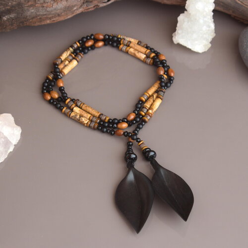 Collier talisman double feuille en ébène de macassar – bijou fait main