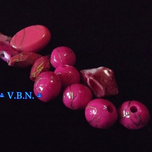 Lot de perles acrylique rose fuchsia différentes formes et grosseurs